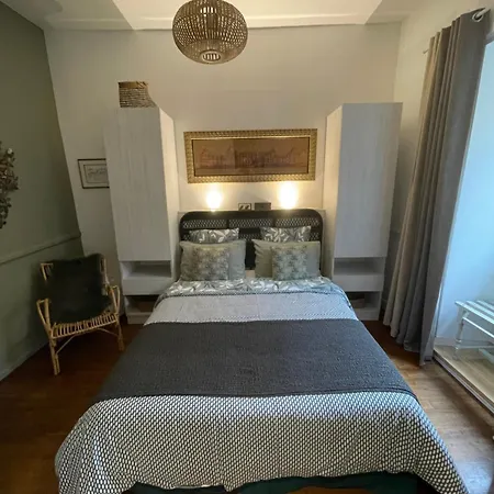 La Couronne Apartment *