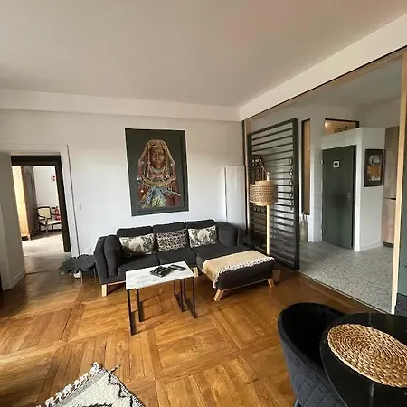 La Couronne Apartment *